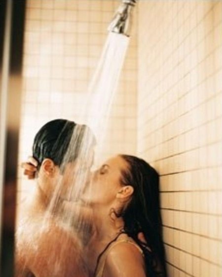 Страстный поцелуй под душем