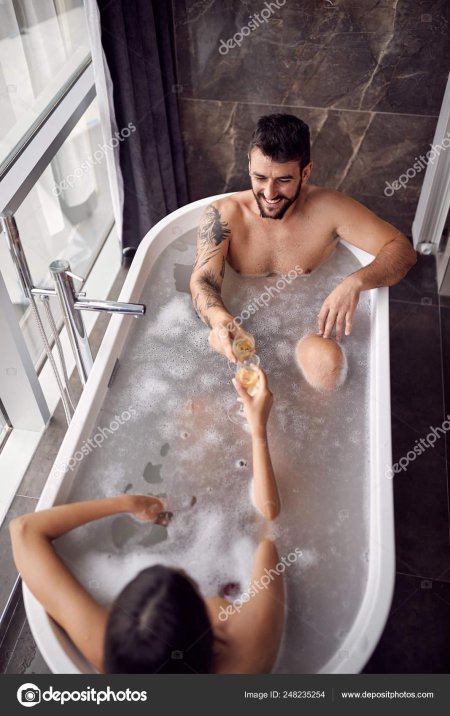 Мужчина в ванне