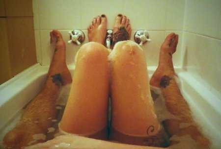 Женские ножки в ванной