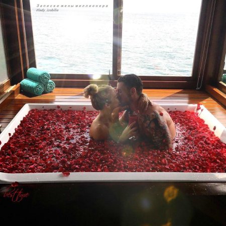 Ванна с лепестками роз