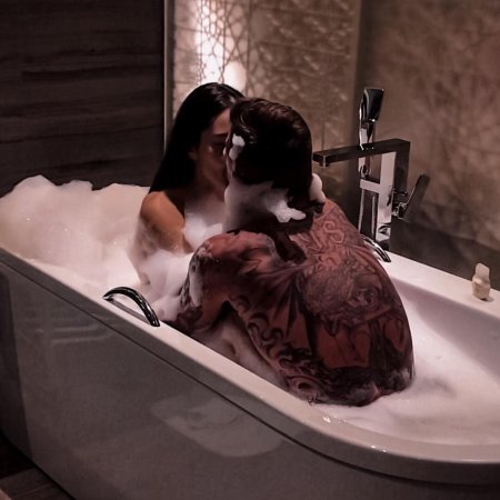 Пара в ванной