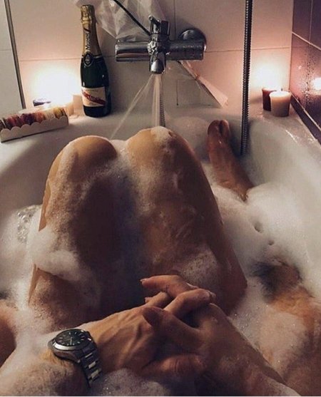 Двое в ванной