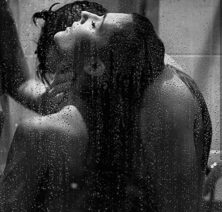 Красивая девушка в душе