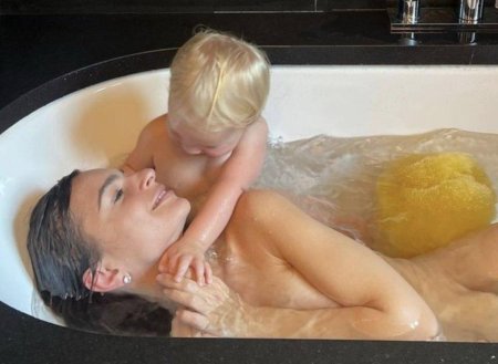 Эмили ратажковски в ванной с сыном