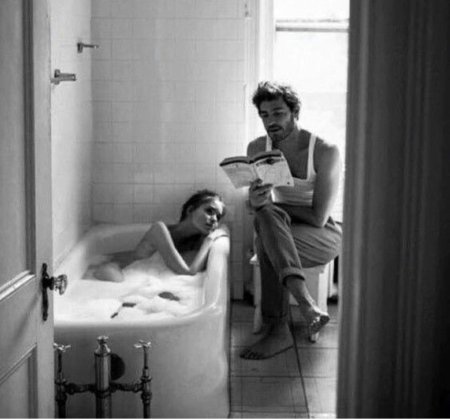 Парень с девушкой в ванной