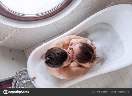 Девушка с парнем в ванной