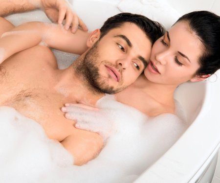 Мужчина и женщина в ванной