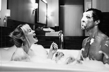 Мужчина и женщина в ванной