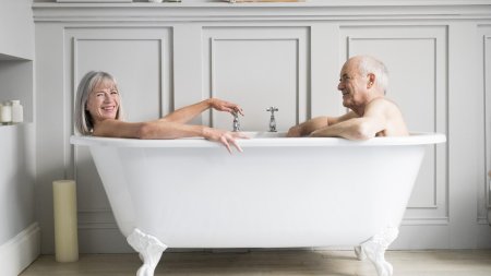 Пожилая женщина в ванной