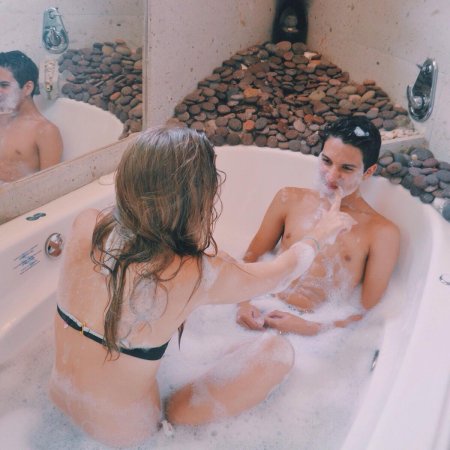 Моются вместе в ванной