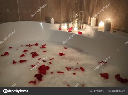 Лепестки роз в ванной