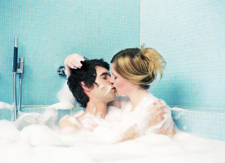 Два парня в ванной