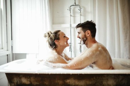 Женщина и мужчина в ванной