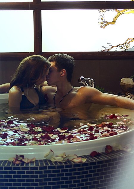 Мужчина и женщина в джакузи