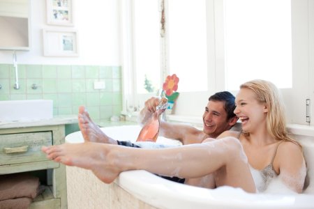 Мужчина и женщина в ванной