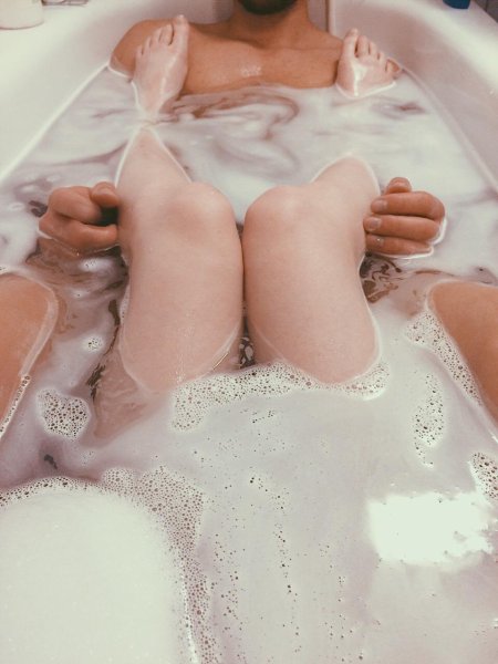 Моется в ванной