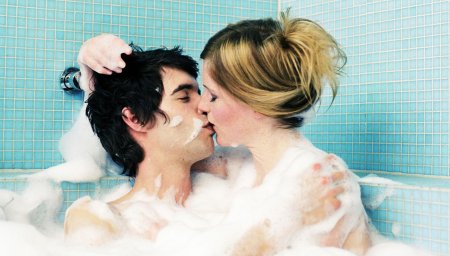 Целуются в ванной