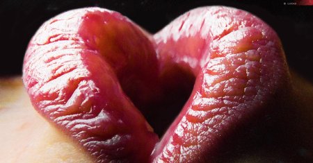 Поцелуй с языком крупным планом