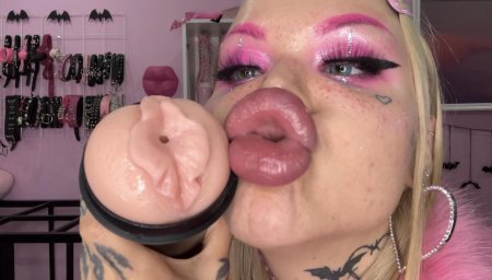 Огромные губы