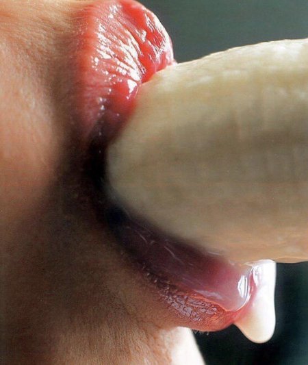 Девушка с бананом во рту