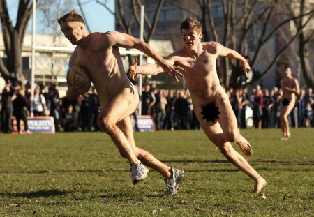 Бегают голые спортсмены