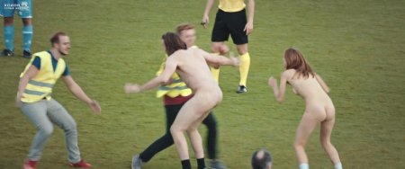 Голая бегает по стадиону