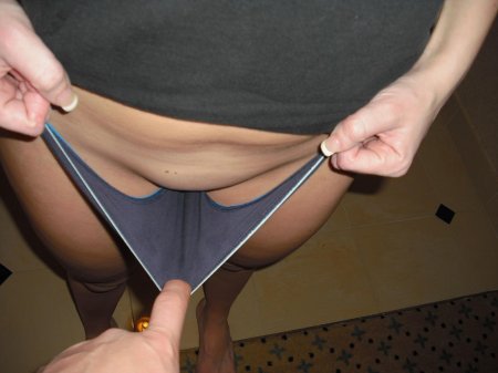 Натянутые трусики у девушки