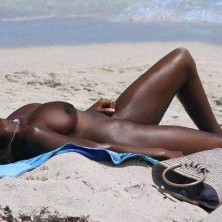 Красивые голые негритянки на пляже