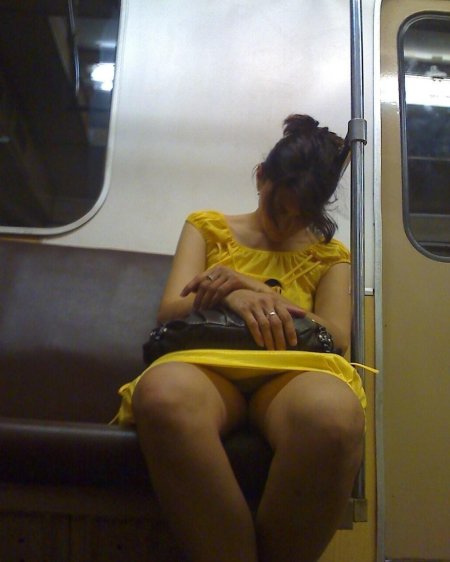 Под юбкой в метро