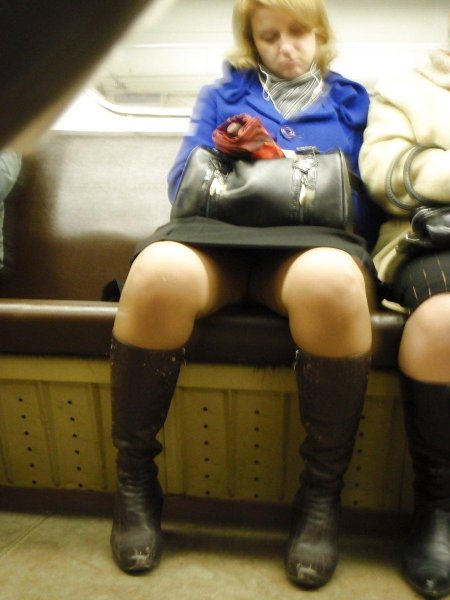 Под юбкой в метро