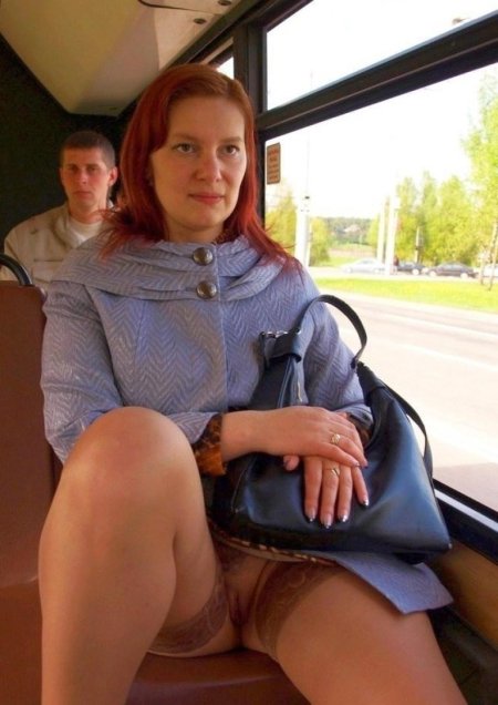 Под юбкой в общественном транспорте