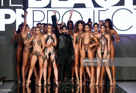 Показ мод голые