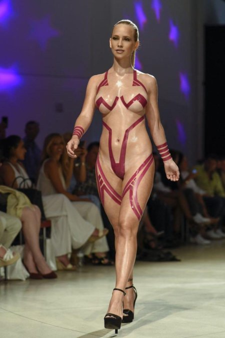 Показ голых моделей