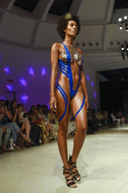 Джоэль альварес в изоленте показ нью йорке black tape project