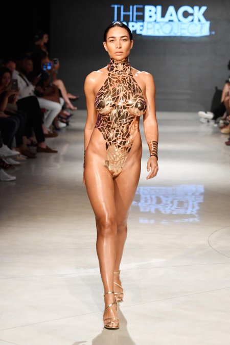 Голые фотомодели на подиуме