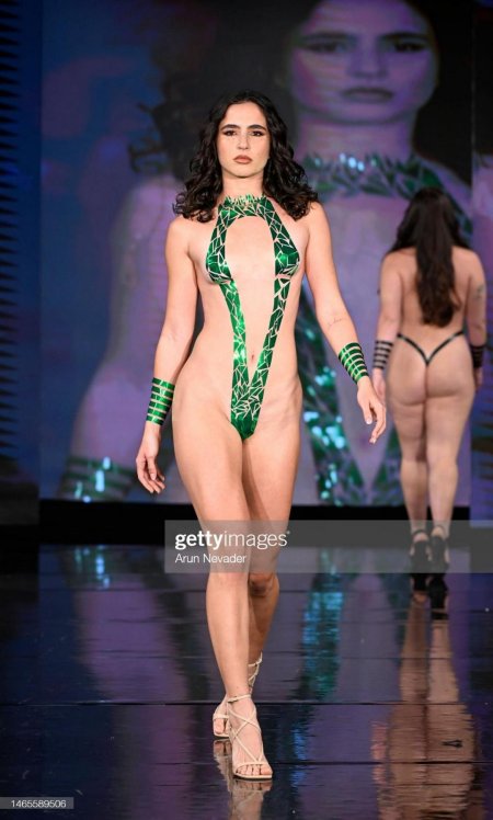 Голая модели