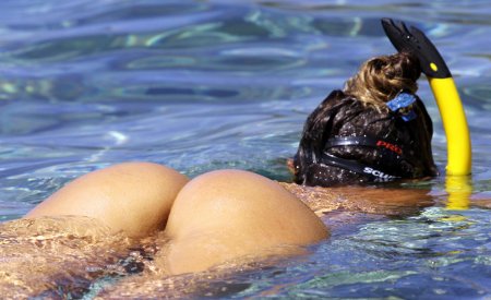 Девушка в бассейне под водой