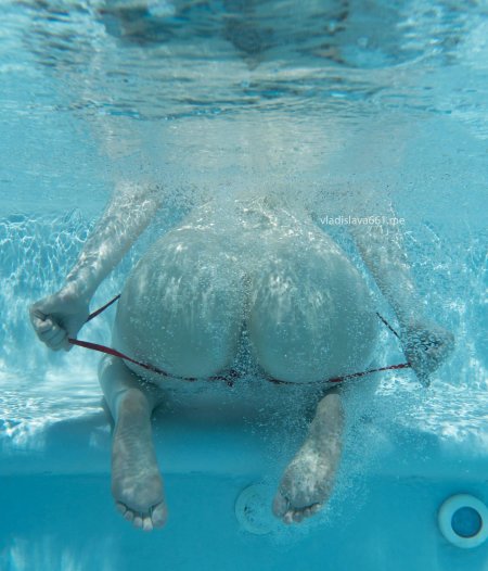 Попа в бассейне