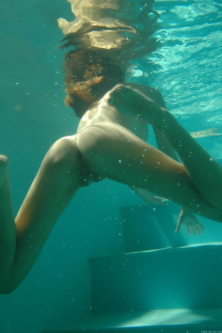 Голые девки в прозрачной воде