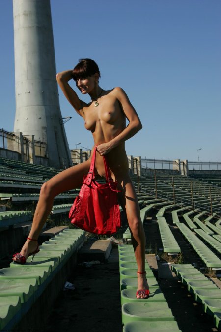 Частное ню девушек на стадионе