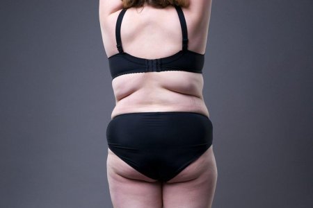 Толстое тело девушки