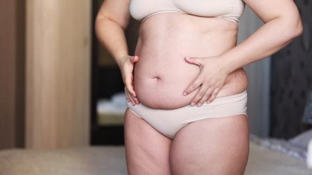 Голая полная женщина с животом