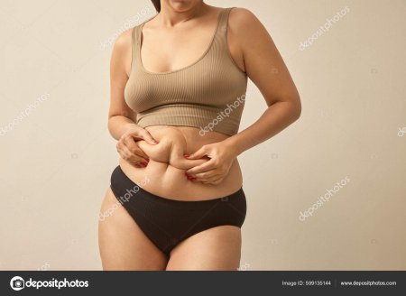 Женский животик с жирком