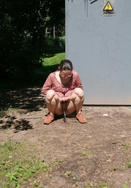 Женский писсинг на улице