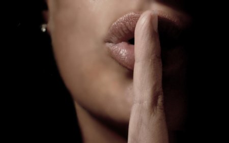 Палец у рта