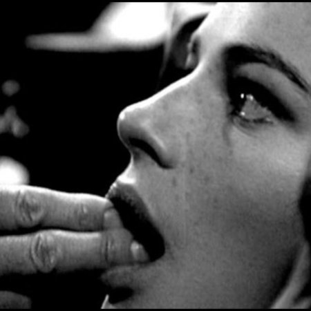 Облизывает палец