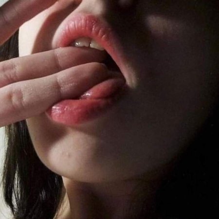 Девушка сосет палец