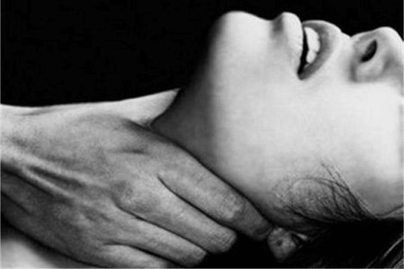 Держит за шею