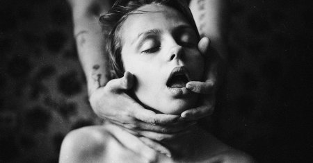 Мужские пальцы во рту