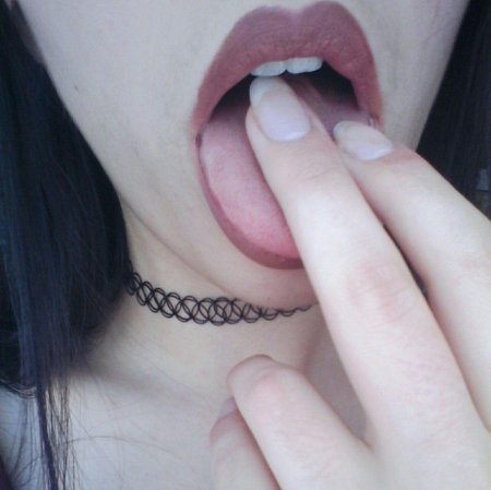 Чокер на шее